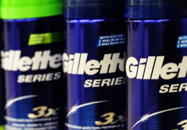 Kiev, Ukrayna - 26 Ekim 2018: Gillette tıraş kremi deposunda. Gillette erkek ve kadın'ın Emanet jilet ve tıraş malzemeleri, çok uluslu şirket Procter ve Gamble tarafından sahibi de dahil olmak üzere diğer kişisel bakım ürünleri bir markadır.