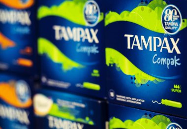 Kiev, Ukrayna - 26 Ekim 2018: Tampax yastıkları deposunda. Tampax Şu anda Procter ve Gamble tarafından sahip olunan ve 100'den fazla ülkede satılan tampon bir markasıdır..