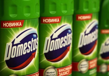 Kiev, Ukrayna - 26 Ekim 2018: Domestos dağ taze çamaşır suyu deposuna. Domestos çamaşır suyu içeren ve Unilever tarafından üretilen aralığı temizlik bir ev olduğunu.