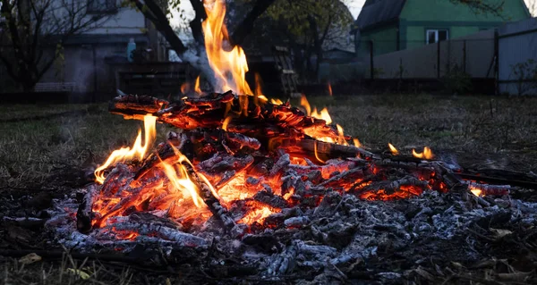 Close Van Vreugdevuur Vlammen Van Camping Vuur Tuin — Stockfoto