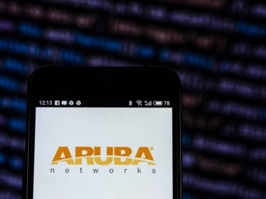 Kiev, Ukrayna - 31 Ekim 2018: Aruba Networks yan logo akıllı telefon görüntülenen gördüm. 