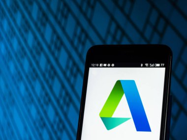 Kiev, Ukrayna - 31 Ekim 2018: Autodesk yazılım şirketi logo akıllı telefon görüntülenen gördüm. Mimarlık, mühendislik, inşaat, imalat, medya ve eğlence endüstrilerinde kullanılan yazılımı Autodesk, Inc yapar. 