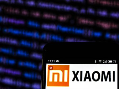 Kiev, Ukrayna - 1 Kasım 2018: Xiaomi tüketici elektronik şirket logosu akıllı telefon görüntülenen gördüm. Xiaomi Corporation bir Çin elektronik şirketidir. Xiaomi yapar ve akıllı telefonlar, mobil uygulamalar, dizüstü bilgisayarlar ve ilgili tüketici elektro yapmaktadır