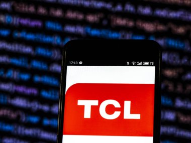 Kiev, Ukrayna - 1 Kasım 2018: Tcl Corporation tüketici elektronik şirket logosu akıllı telefon görüntülenen gördüm.