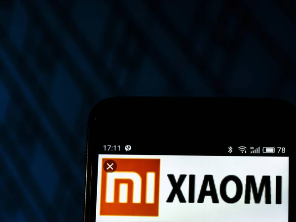 キエフ ウクライナ 2018 Xiaomi 消費者エレクトロニクス会社のロゴを見てスマート フォンに表示されます Xiaomi 株式会社は 中国のエレクトロニクス企業です Xiaomi — ストック写真