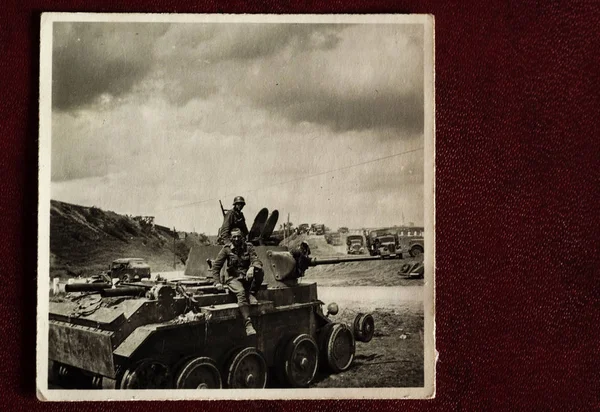 ドイツの兵士は赤い軍隊 ウクライナ 1941 組のパッドを入れられたタンクのポーズをとる フリー マーケットで買った家族の写真アルバムからの写真 — ストック写真
