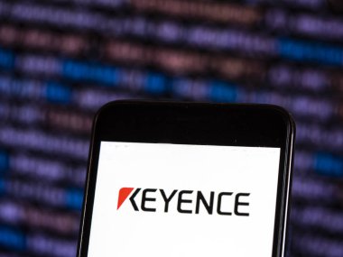 Kiev, Ukrayna - 8 Kasım 2018: Keyence şirket logosu akıllı telefon görüntülenen gördüm. Keyence Corporation Otomasyon sensörler, görme sistemleri, barkod okuyucular, lazer işaretleyiciler, ölçme aletleri ve digital mikroskoplar üreten.