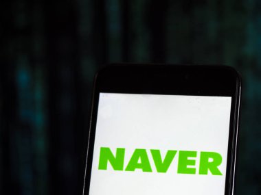 Kiev, Ukrayna - 8 Kasım 2018: Naver Internet şirket logosu akıllı telefon görüntülenen gördüm. Seongnam, Güney Kore'de içerik hizmeti şirket merkezi bir Internet Naver kuruluştur 