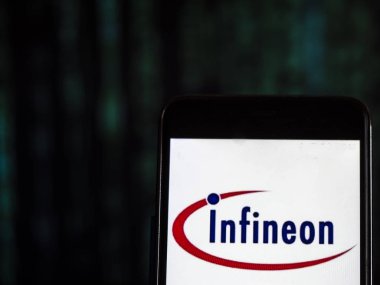 Kiev, Ukrayna - 8 Kasım 2018: Infineon teknolojileri şirket logosu üretim yarı iletken akıllı telefon görüntülenen gördüm. Infineon teknolojileri Ag bir Alman yarı iletken üreticisidir. 