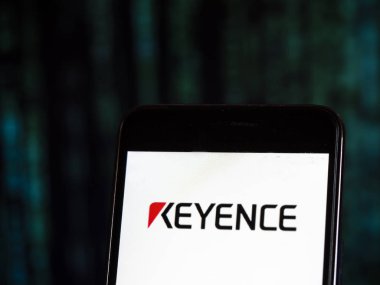 Kiev, Ukrayna - 8 Kasım 2018: Keyence şirket logosu akıllı telefon görüntülenen gördüm. Keyence Corporation Otomasyon sensörler, görme sistemleri, barkod okuyucular, lazer işaretleyiciler, ölçme aletleri ve digital mikroskoplar üreten.