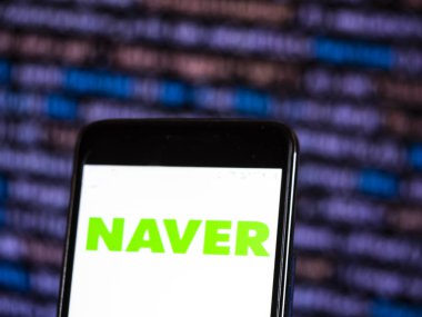 Kiev, Ukrayna - 8 Kasım 2018: Naver Internet şirket logosu akıllı telefon görüntülenen gördüm. Seongnam, Güney Kore'de içerik hizmeti şirket merkezi bir Internet Naver kuruluştur 