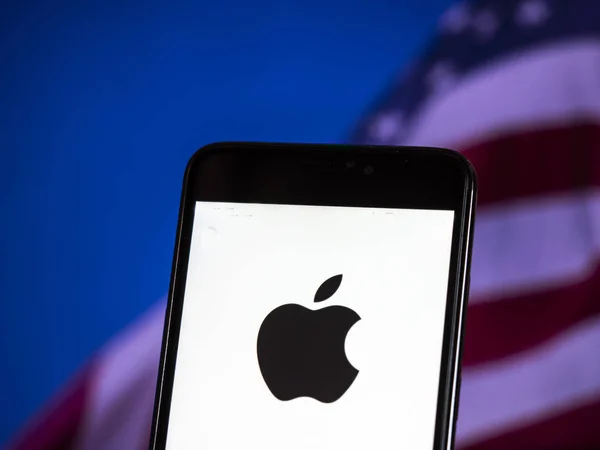 Kiew, Ukraine - 8. November 2018: Apple-Logo auf einem Smartphone mit digitalem Hintergrund. Die Marktkapitalisierung von Apple überstieg eine Billion Dollar. — Stockbild Kiew Ukraine November 2018 Apple Logo Auf Einem Smartphone Mit — Stockfoto
