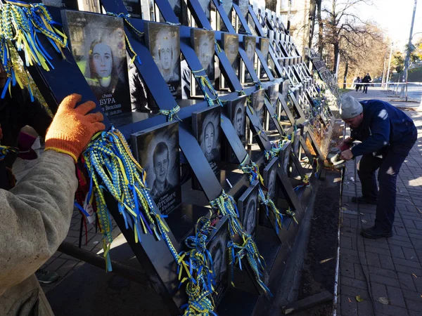 Kiev Ukraine Marraskuuta 2018 Kunnalliset Työntekijät Purkavat Institutskaya Streetin Taivaallisen — kuvapankkivalokuva