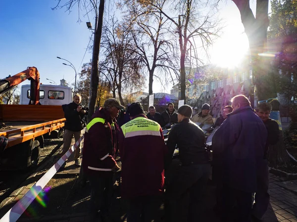 Kijów Ukraina Listopada 2018 Pracowników Komunalnych Demontażu Pomnika Heroes Heavenly — Zdjęcie stockowe