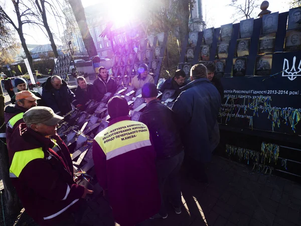 Kiew Ukraine November 2018 Mitarbeiter Der Stadtverwaltung Demontieren Das Denkmal — Stockfoto