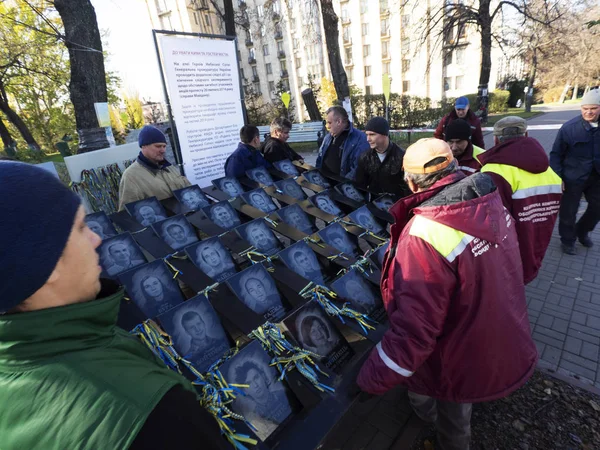 Kiev Ucraina Novembre 2018 Lavoratori Municipali Stanno Smantellando Memoriale Heroes — Foto Stock