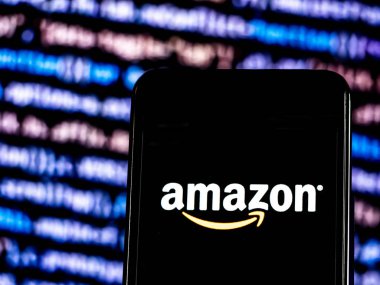  Kiev, Ukrayna - 6 Kasım 2018: Amazon logosu bir akıllı telefon görüntülenen gördüm. Amazon.com, Inc, Amazon, ticari bir Amerikan elektronik ticaret ve bulut bilgisayar şirketi Seattle, Washington merkezli olduğunu. 