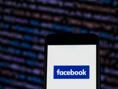 Kiev, Ukrayna - 6 Kasım 2018: Facebook logo akıllı telefon görüntülenen gördüm. 