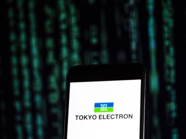 Kiev, Ukrayna - 6 Kasım 2018: Tokyo Electron Limited, akıllı telefon görülen elektronik şirket logosu görüntülenir. Tokyo Electron Limited veya Tel, bir Japon elektronik ve yarı iletken şirketidir