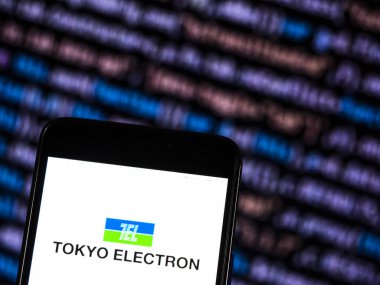 Kiev, Ukrayna - 6 Kasım 2018: Tokyo Electron Limited, akıllı telefon görülen elektronik şirket logosu görüntülenir. Tokyo Electron Limited veya Tel, bir Japon elektronik ve yarı iletken şirketidir