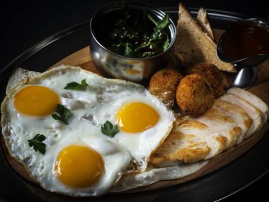 Sahanda yumurta, ekmek kırıntıları ve derin kızartma, patates püresi ile pişmiş tavuk fileto ve baharatlı domates sauc