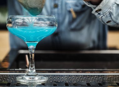 barmen bar kokteyl hazırlama