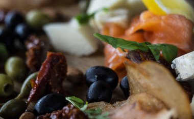 Peynir tabağı ile somon, limon, olivas ve ekmek stcks