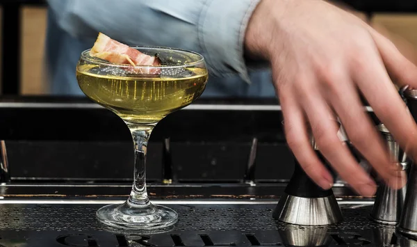 Barista Preparare Cocktail Bar — Foto Stock