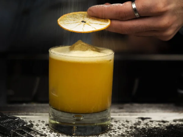 Barista Spruzza Gocce Arancia Cocktail Con Suga Polvere — Foto Stock