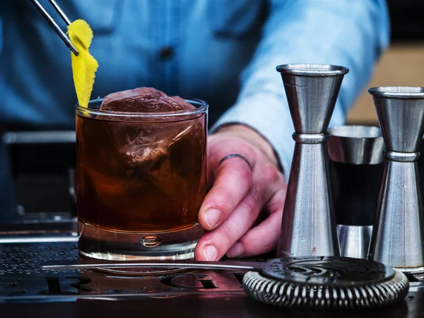 Barista Preparare Cocktail Bar — Foto Stock