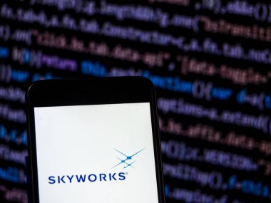 Kiev, Ukrayna - 20 Kasım 2018: Skyworks çözümleri şirket logosu üretim yarı iletken akıllı telefon görüntülenen gördüm. Skyworks yarı iletkenler, radyo frekans ve mobil iletişim sistemleri kullanmak için üretmektedir.