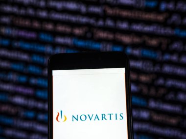 Kiev, Ukrayna - 20 Kasım 2018: Novartis logo akıllı telefon görüntülenen gördüm. Bir İsviçre çokuluslu ilaç firması Novartis International Ag olduğunu.