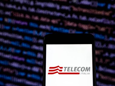 Kiev, Ukrayna - 20 Kasım 2018: Telecom Italia grup logosu bir akıllı telefon görüntülenen gördüm. Tim S.p.A., ayrıca Telecom Italia, adı altında faaliyet bir İtalyan telekomünikasyon şirketidir 