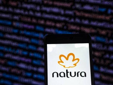 Kiev, Ukrayna - 20 Kasım 2018: Natura ve Co üretim şirket logosu bir akıllı telefon görüntülenen gördüm. Natura ve Co veya sadece Natura Brezilyalı üretici ve pazarlamacı güzellik ürünleri olduğunu