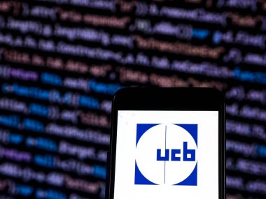 Kiev, Ukrayna - 20 Kasım 2018: Ucb bilimsel araştırma şirket logosu bir akıllı telefon görüntülenen gördüm. UCB bir çokuluslu biyofarmasotik şirketidir 