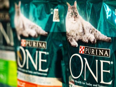 Kiev, Ukrayna - 20 Kasım 2018: Bir kedi gıda torbalar vasıl belgili tanımlık stok