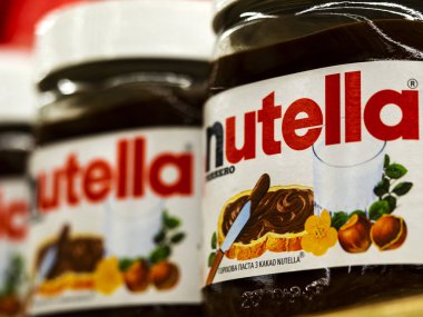 Kiev, Ukrayna - 20 Kasım 2018: Nutella şekerli palm yağı yaymak, aromalı ile fındık ve genel olarak çikolata yayıldı dükkanda adı verilen kakao katı