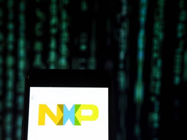 Kiev, Ukrayna - 14 Kasım, 2018:Nxp yarı iletken, yarı iletken görülen şirket logosu üretim akıllı telefon görüntülenen. NXP yarı iletken N.V. bir Hollandalı küresel yarı iletken üreticisidir 