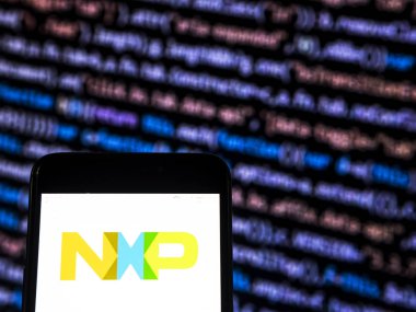 Kiev, Ukrayna - 14 Kasım, 2018:Nxp yarı iletken, yarı iletken görülen şirket logosu üretim akıllı telefon görüntülenen. NXP yarı iletken N.V. bir Hollandalı küresel yarı iletken üreticisidir 