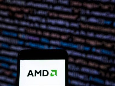 Kiev, Ukrayna - 14 Kasım 2018: Gelişmiş mikro aygıtlar yarı iletken şirket logosu akıllı telefon görüntülenen gördüm. Advanced Micro Devices, Inc. bir Amerikan çokuluslu yarı iletken şirketidir