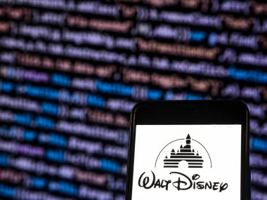Kiev, Ukrayna - 13 Kasım 2018: Walt Disney şirket logosu bir akıllı telefon görüntülenen gördüm.