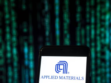 Kiev, Ukrayna - 13 Kasım 2018: Uygulamalı malzemeleri, Inc logo akıllı telefon görüntülenen gördüm. Uygulamalı malzemeleri, Inc donanımları, hizmetleri ve elektroniği patatese yarı iletken üretimi sağlamak için yazılım sağlayan bir Amerikan şirketidir