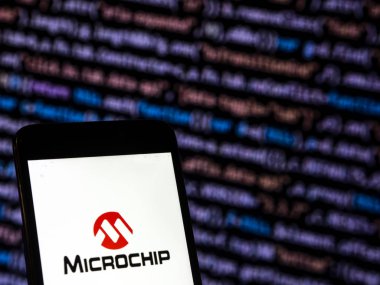 Kiev, Ukrayna - 13 Kasım 2018: Mikroçip Technology Corporation logo akıllı telefon görüntülenen gördüm. Mikroçip teknoloji A.ş genel olarak listelenen bir Amerikan şirketi.
