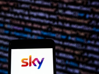 Kiev, Ukrayna - 13 Kasım 2018: Gökyüzü sınırlı medya şirket logosu akıllı telefon görüntülenen gördüm. Gökyüzü sınırlıdır bir pan-Avrupa, İngiliz medya ve telekomünikasyon şirketi 