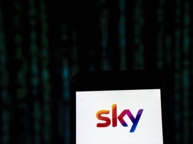 Kiev, Ukrayna - 13 Kasım 2018: Gökyüzü sınırlı medya şirket logosu akıllı telefon görüntülenen gördüm. Gökyüzü sınırlıdır bir pan-Avrupa, İngiliz medya ve telekomünikasyon şirketi 