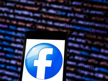 Kiev, Ukrayna - 12 Kasım 2018: Facebook logo akıllı telefon görüntülenen gördüm. 