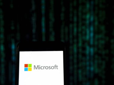 Kiev, Ukrayna - 12 Kasım 2018: Microsoft Corporation teknoloji şirket logosu akıllı telefon görüntülenen gördüm.  