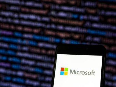 Kiev, Ukrayna - 12 Kasım 2018: Microsoft Corporation teknoloji şirket logosu akıllı telefon görüntülenen gördüm.  