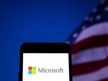 Kiev, Ukrayna - 12 Kasım 2018: Microsoft Corporation teknoloji şirket logosu akıllı telefon görüntülenen gördüm.  