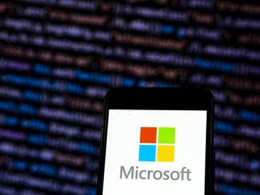 Kiev, Ukrayna - 12 Kasım 2018: Microsoft Corporation teknoloji şirket logosu akıllı telefon görüntülenen gördüm.  
